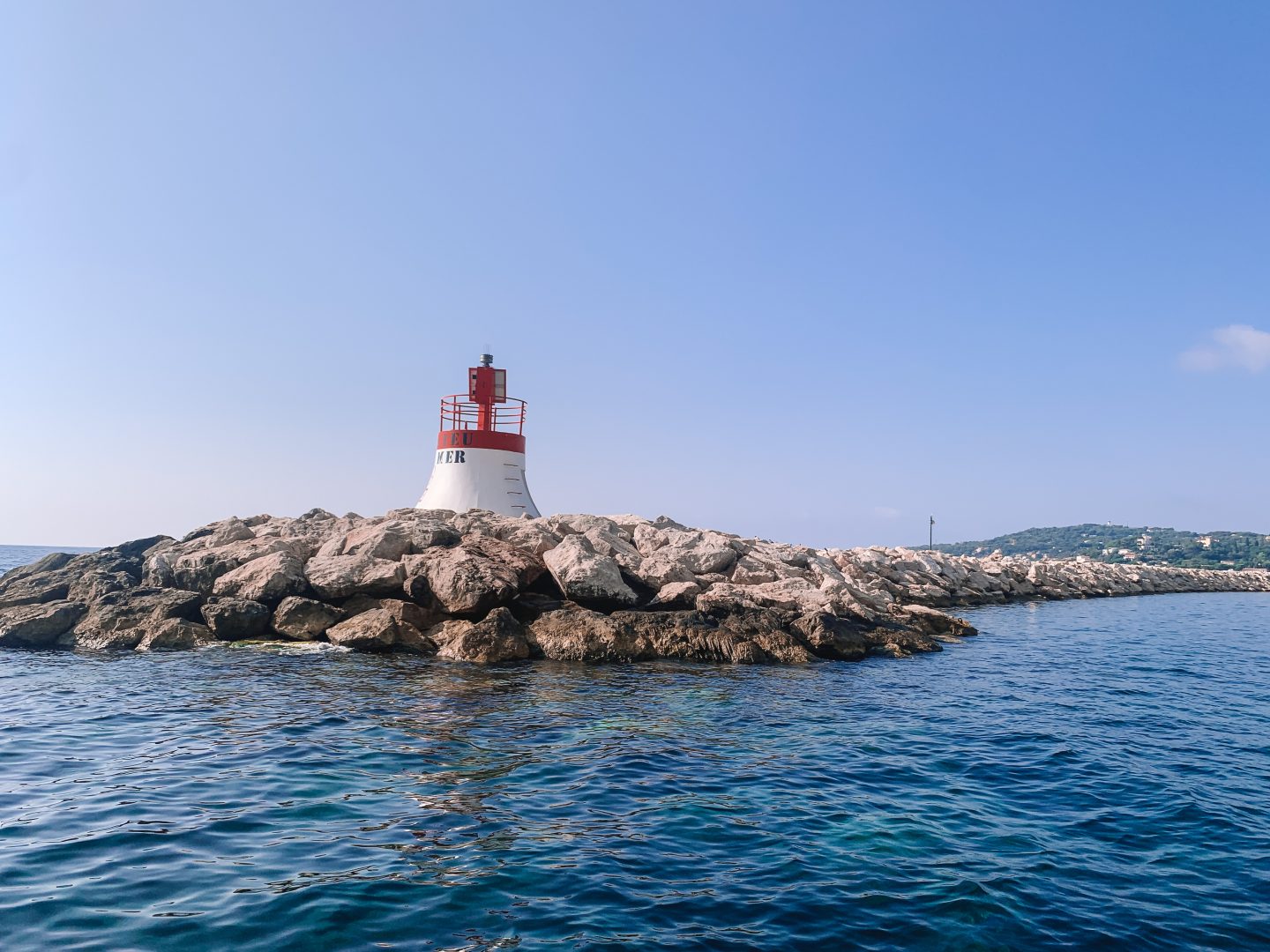 Romantic Private Tour for 2 plus guide on your own Solar Powered Boat, Beaulieu-sur-Mer, France